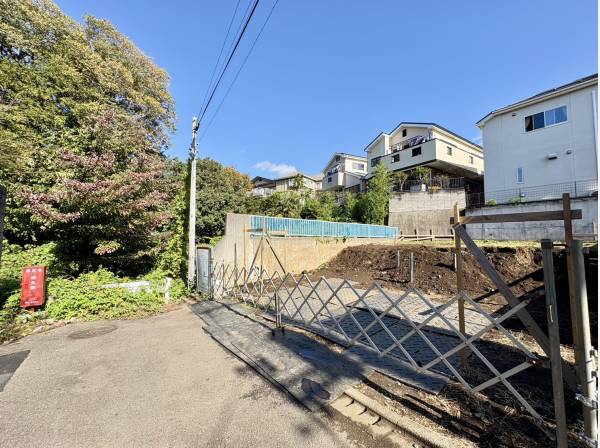 豊かな緑を借景に、四季を感じる住まい