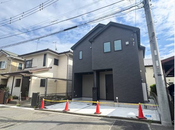 ダークカラーの重厚感のある佇まい 半インナーガレージも魅力的