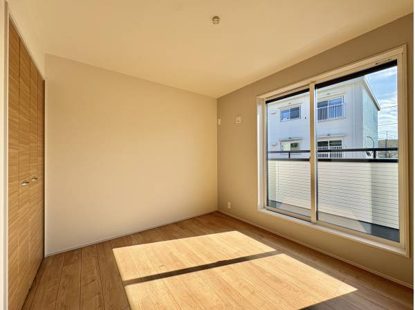 居室にも陽光がサンサンと差しこみます。