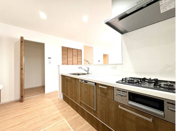 対面式システムキッチンは食洗機と浄水器を完備、横にはパントリー