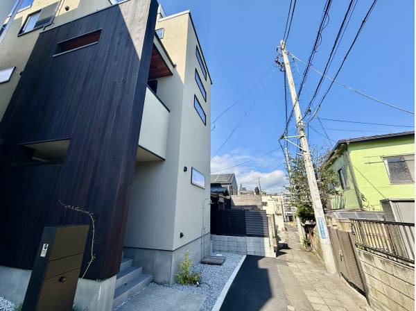 青空に映える爽やかな外観の新築住宅