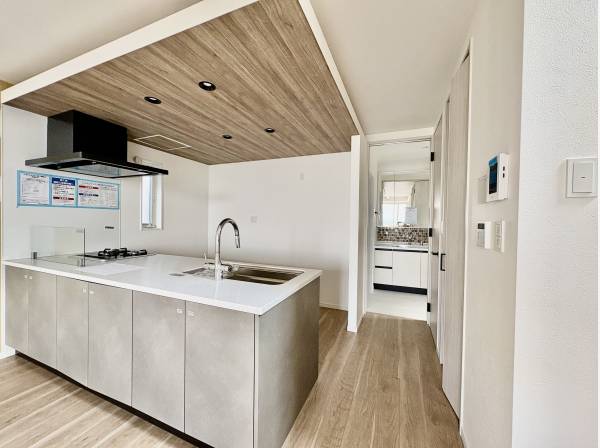 キッチンはお洒落なうえに広々としております。