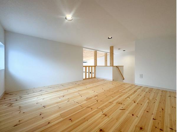 固定階段で上がれるロフトは窓もあり快適に過ごせそう