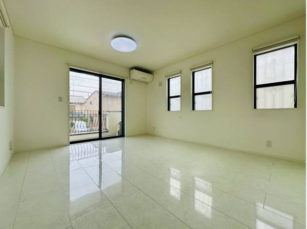 開放感溢れるLDK/寒い冬に重宝する床暖房も完備