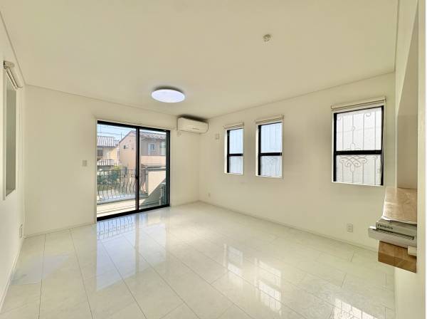 陽光が心地よく差し込む快適なリビングです