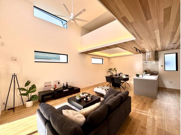 天井は板張りで臨場感をプラス