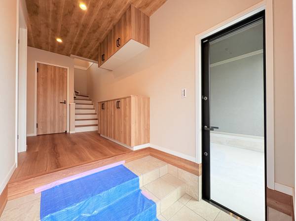 玄関ホール室内からガレージへ直接出入り可能