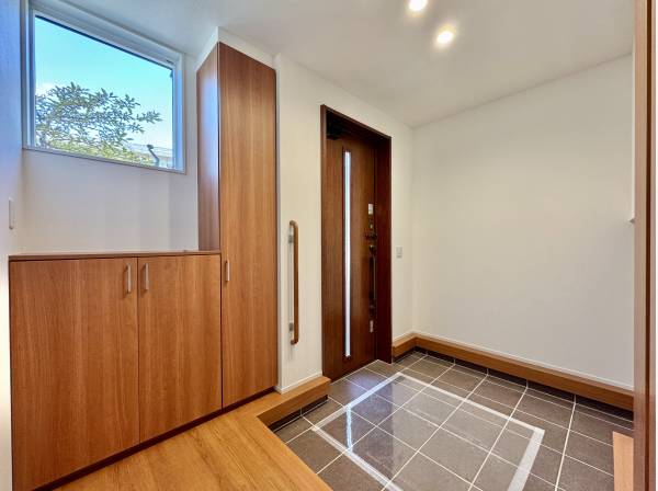 採光も考えられた、広々とした玄関空間