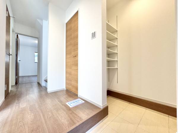 収納力のある玄関設計。家族もゲストも迎えやすい動線。