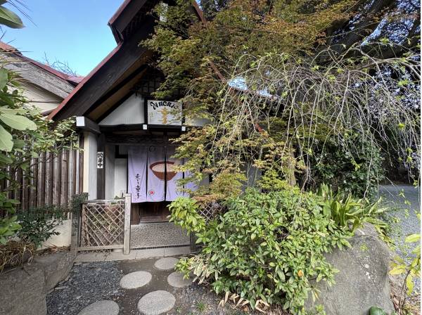 海を見ながら自然薯を愉しむ「麦とろ童子」まで徒歩１分(約70ｍ)