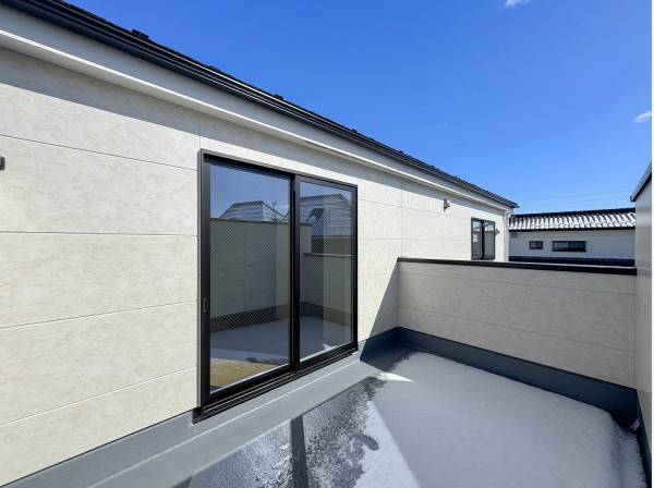 ゆとりの広さのバルコニーも陽当たり良好！