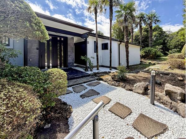 素敵な和モダンテイスト、空で揺れるヤシの葉もリゾート感たっぷり