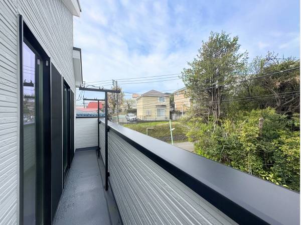 豊かな緑が寄り添うワイドバルコニー