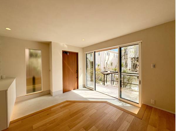 玄関の土間からはテラスに行き来ができます