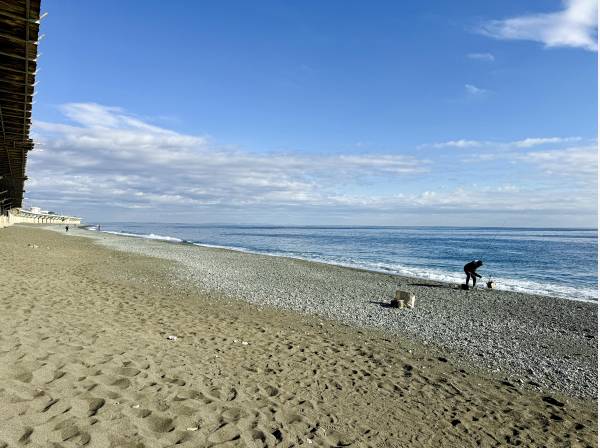 国府津海岸のビーチまでは僅か１００ｍ（徒歩２分）です