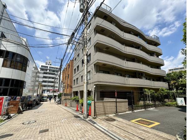 潮風が吹き抜けるタイル張りの落ち着いたリノベマンション