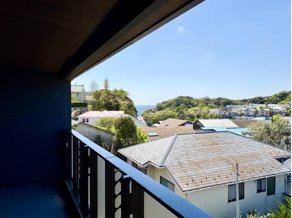 鎌倉の色鮮やかな緑の合間から海を望むことができます！
