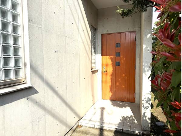 モダンスタイルにクラッシックデザインを入れ込む玄関ドアがお出迎え。