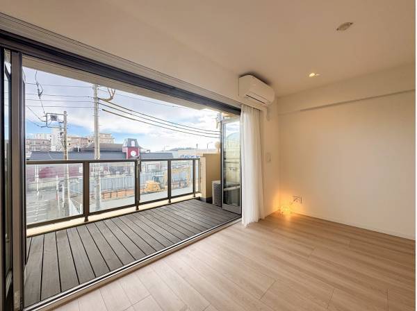 LDKとフラットに繋がるウッドバルコニー 