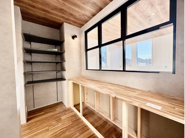 ２階に配置されたプライベートデスク。収納もたくさん完備されています