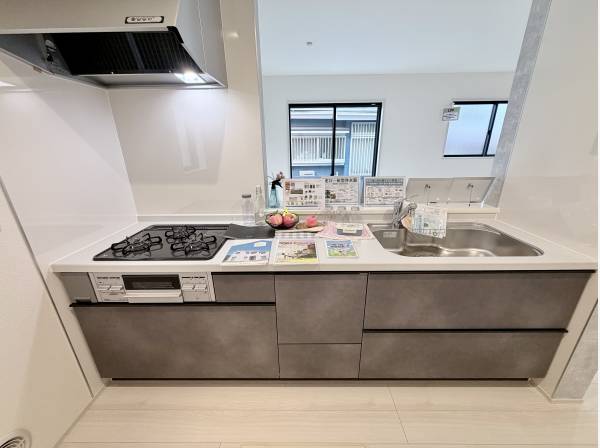 対面式キッチン会話が弾み調理も捗ります。