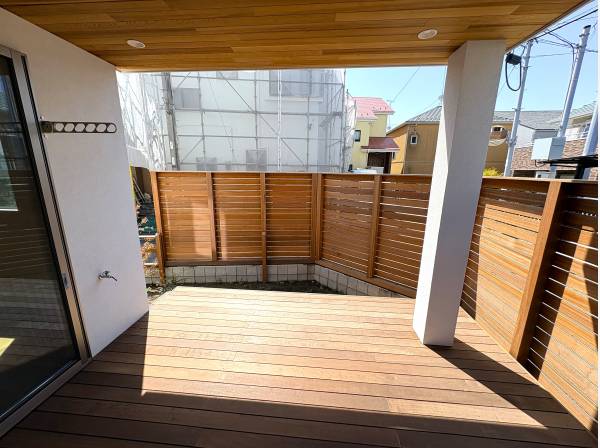 木の温もりに包まれた、プライベートなウッドデッキ