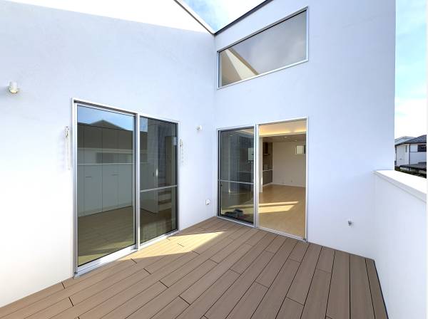 リビングからシームレスに繋がるワイドバルコニー