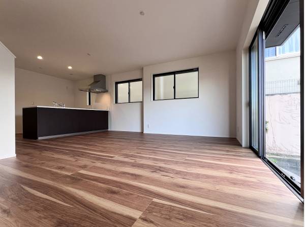 18.5帖超のゆとりのLDKは三面採光で明るい空間