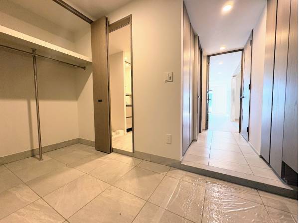 アウトドア用品を収納できるインナーガレージ付き