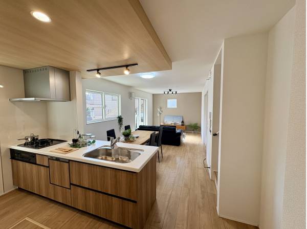 家族の笑顔が見渡せる！木目調の天井がアクセントの開放的なLDK