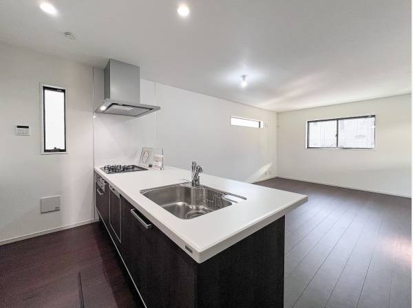 フルフラットなオープンキッチンがさらなる開放感を与えます