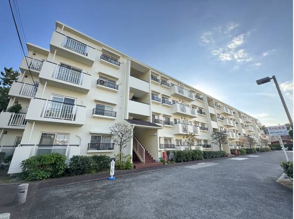 海の近くに佇むレトロな雰囲気が落ち着くマンション