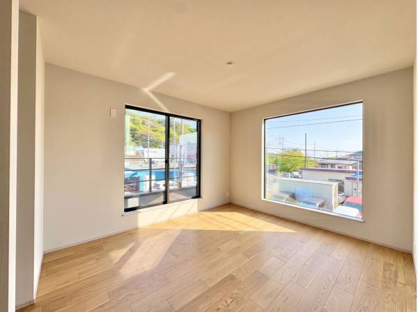 陽光を沢山取り込める大きな窓を設置、明るい居室です