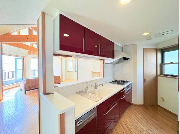 キッチンからも海を望みます