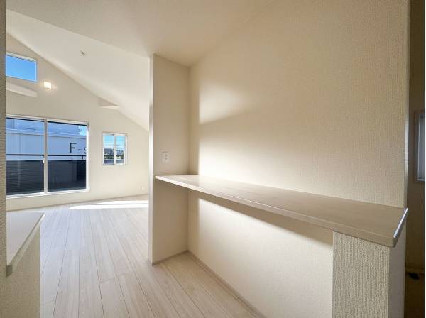 様々な用途で使えるカウンターデスク