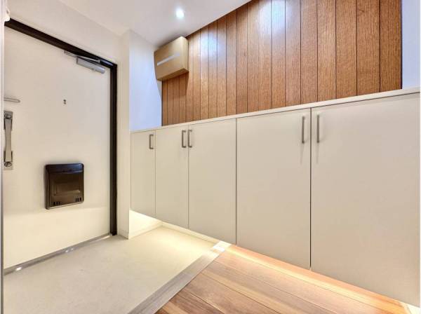 たっぷり収納できるシューズボックスを完備。