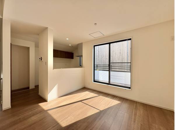 キッチン付近には大きな窓があり、とても明るい食卓になります。