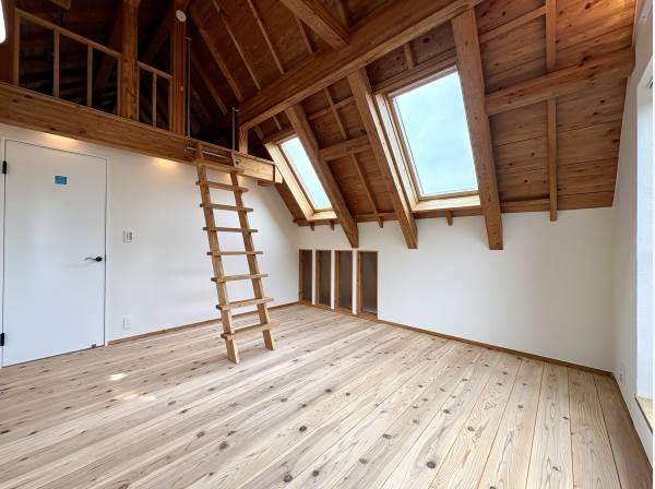 寝室には天窓つきでロフト付き