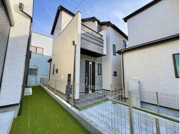 閑静な住宅地に馴染む落ち着いた色合いの外観