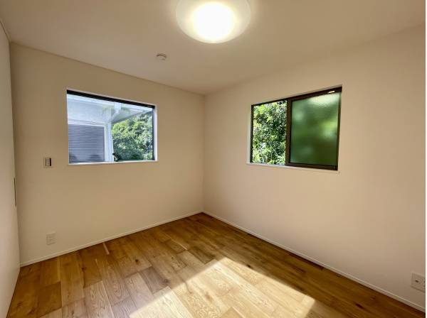 緑を望める2面採光の洋室