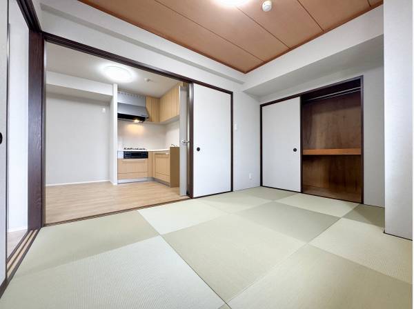 キッチンからも目が行き届く和室はお子様のお昼寝スペースにいかがでしょう