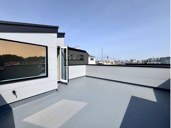 空を感じる大型のルーフテラス
