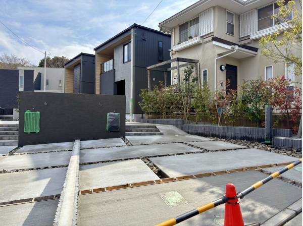 カースペースは2台分ございます（車種制限有）