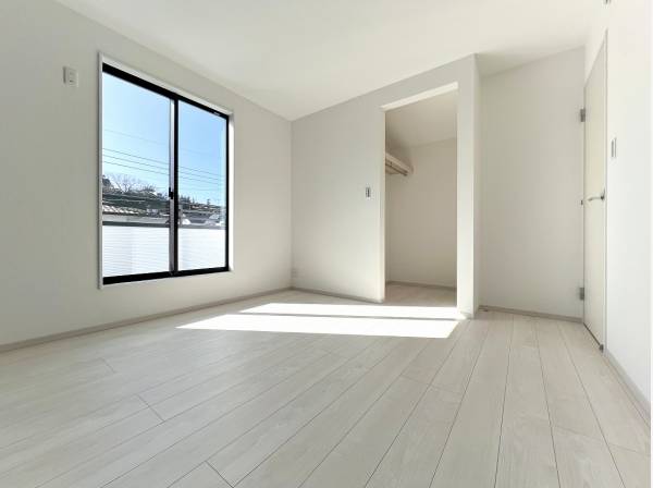 WICとバルコニーが寄り添う機能的なベッドルーム　