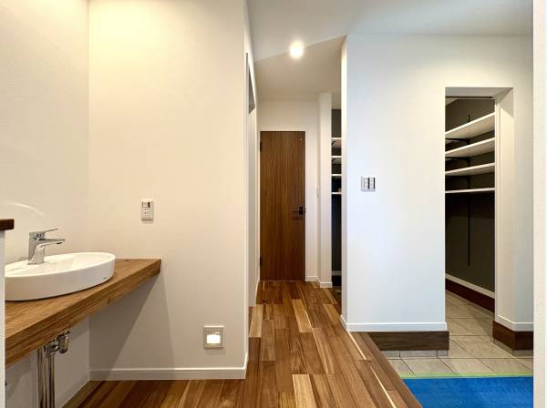 玄関にはシューズインクローゼットを完備し手洗いカウンターつき