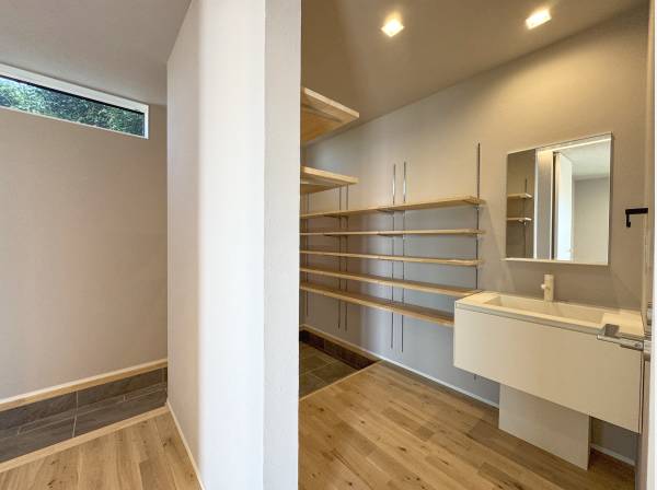 玄関ホールもご覧の広さが。