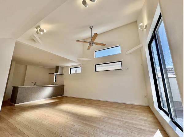 リビングは天井が高く開放的ですよ！