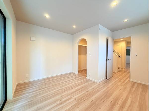 こちらの居室は可愛らしいアーチのWICを備え7.5帖とゆとり空間