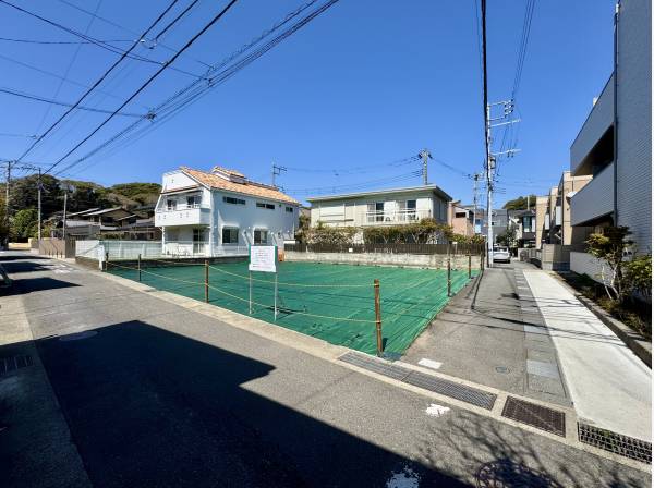 周囲は落ち着いた住宅街、鎌倉らしい穏やかな空気感が魅力。