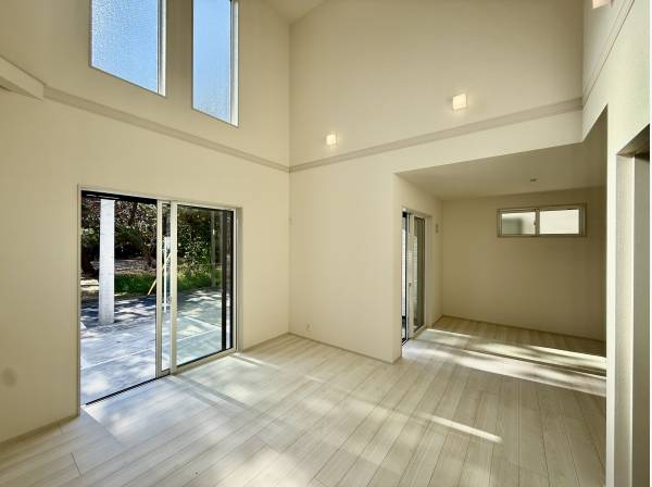 勾配天井で開放的なリビングルーム